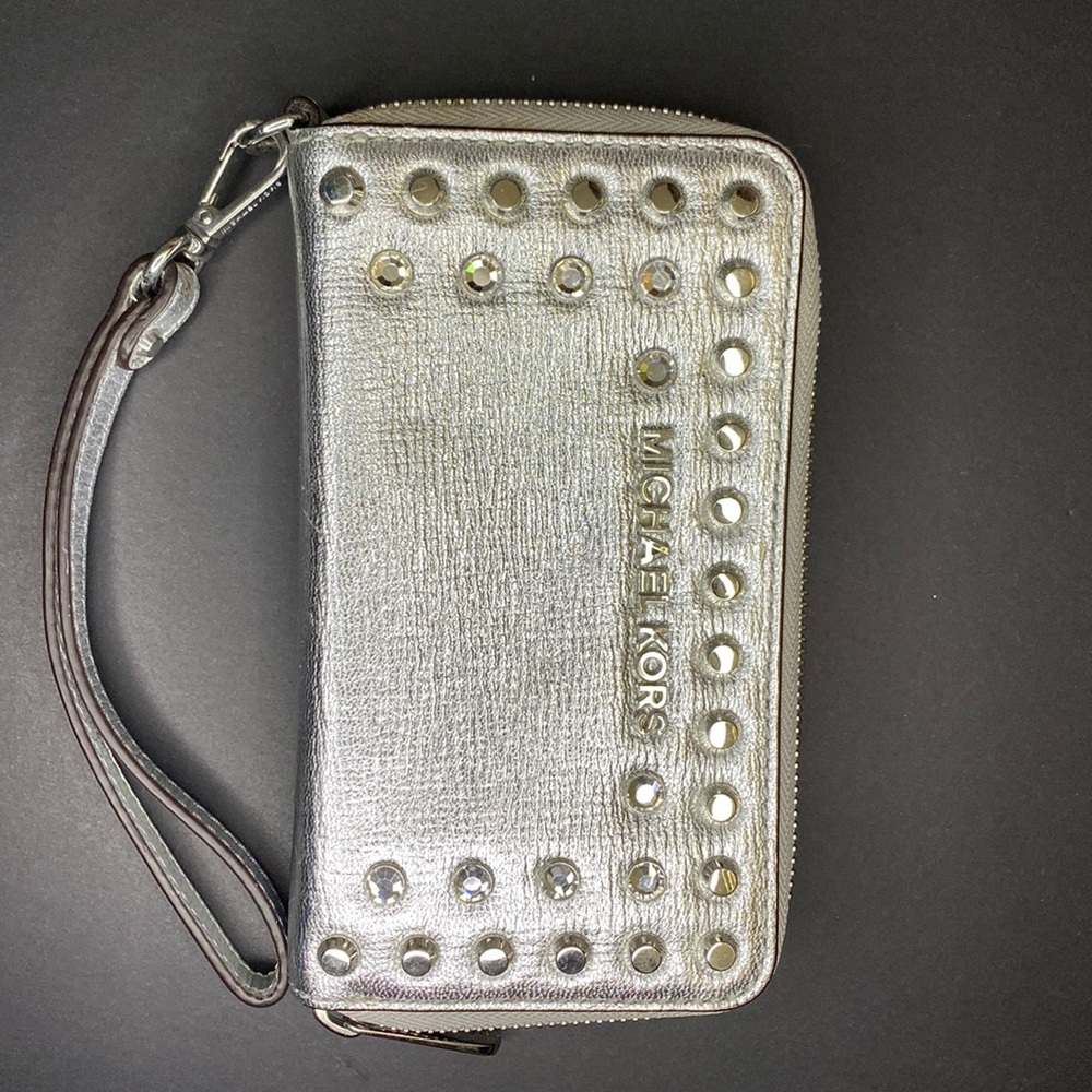 Brand new Michael Kors wrist wallet (Silver)